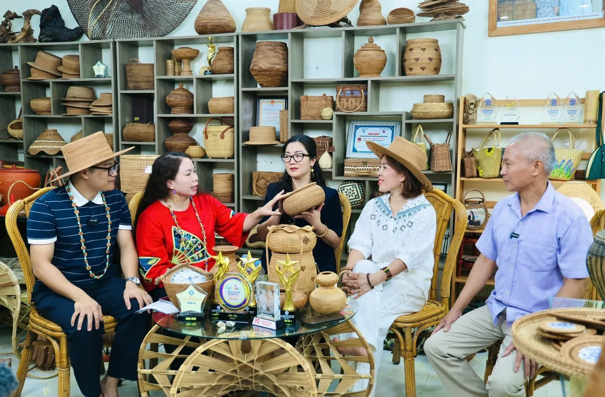 Làng nghề truyền thống khai phá thị trường số với livestream