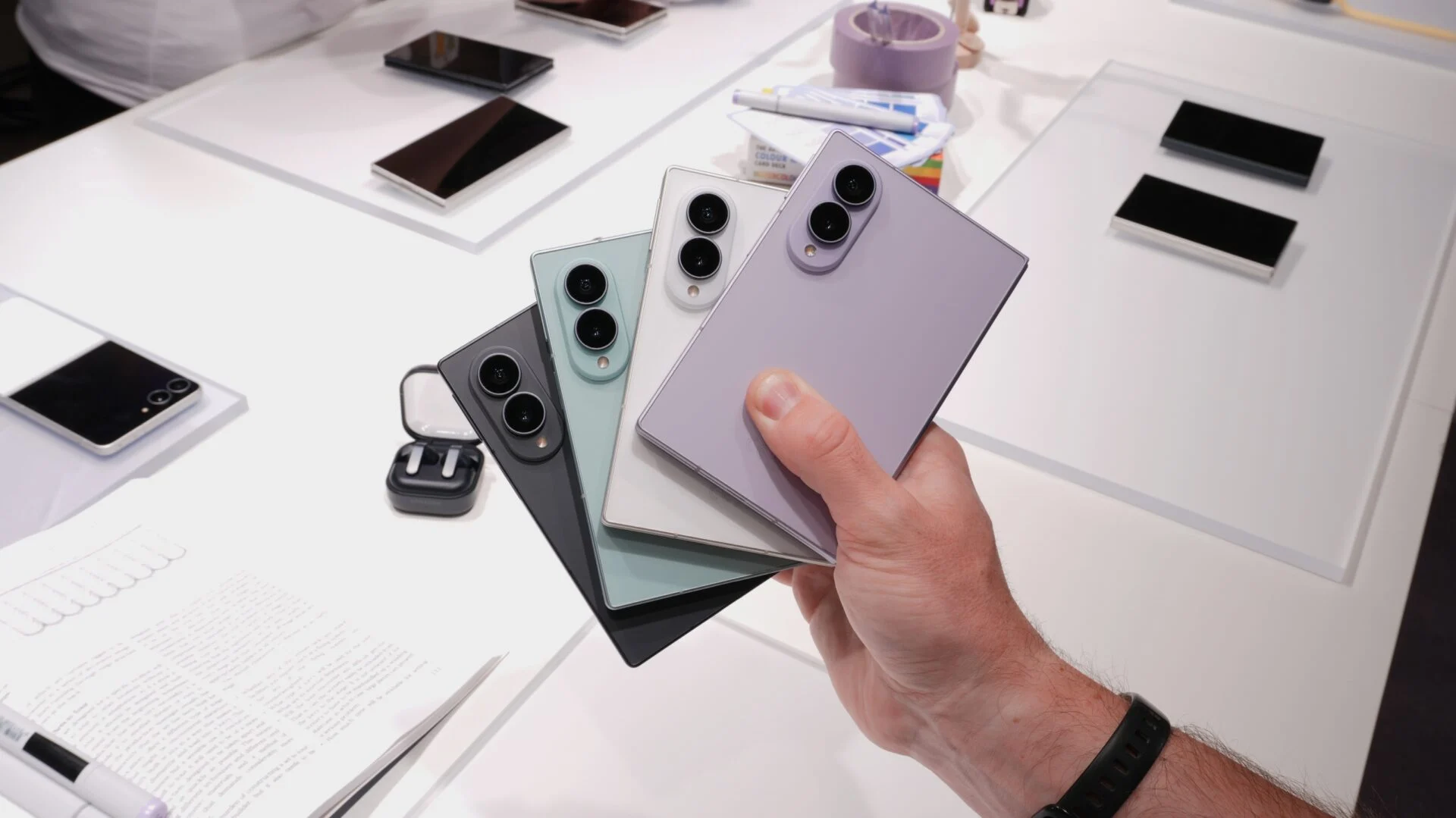 iPhone Duo vs Galaxy Z TriFold 2: Cuộc đua độ bền và chiến lược ra mắt
