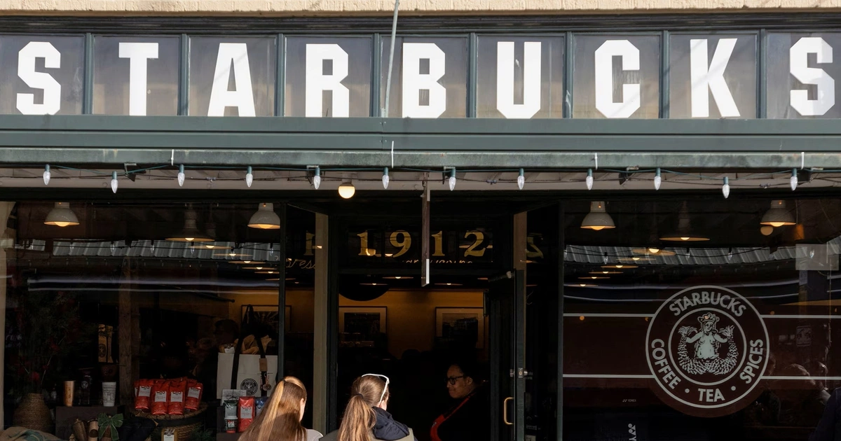 Starbucks đóng cửa 250 cửa hàng: bước lùi để sống sót?