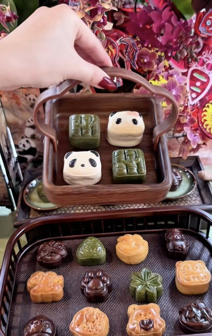 Sao Việt tự tay làm bánh Trung thu lava tại nhà cho bé