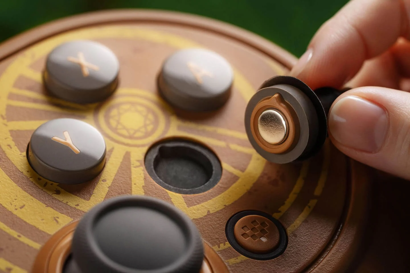 8BitDo Tomb Raider vs Lisa Blackpink DualSense: tay cầm nào đáng sưu tầm?