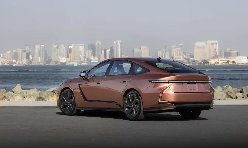 Lexus ES thế hệ thứ 8: chiến lược hai mũi điện hóa có đủ sức đấu Tesla?