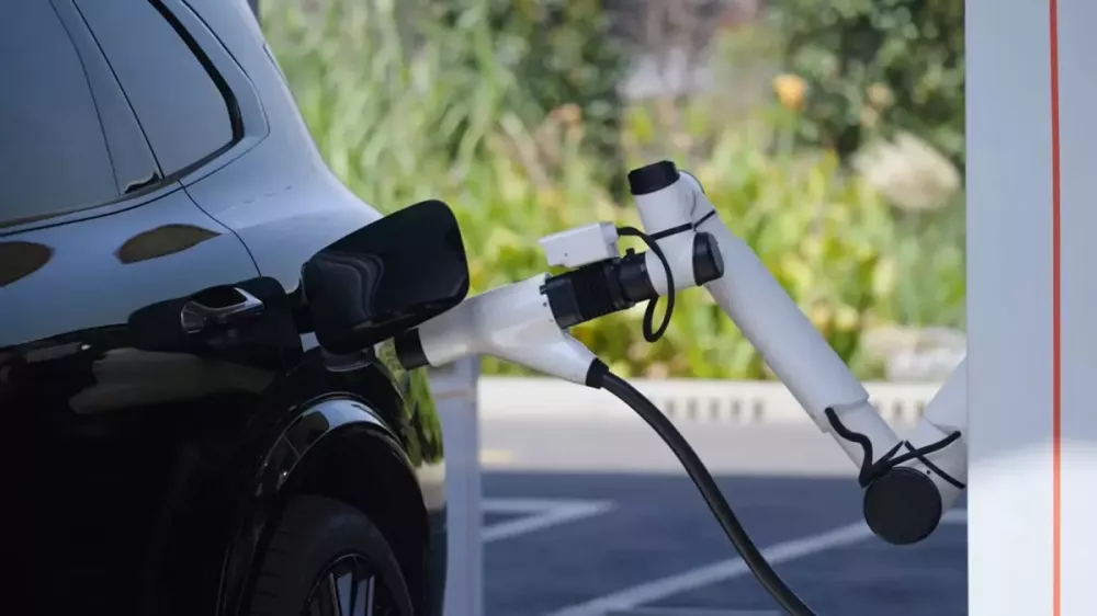 Công nghệ sạc siêu nhanh 2,2 MW: Thời gian đổ xăng đã bị vượt mặt?
