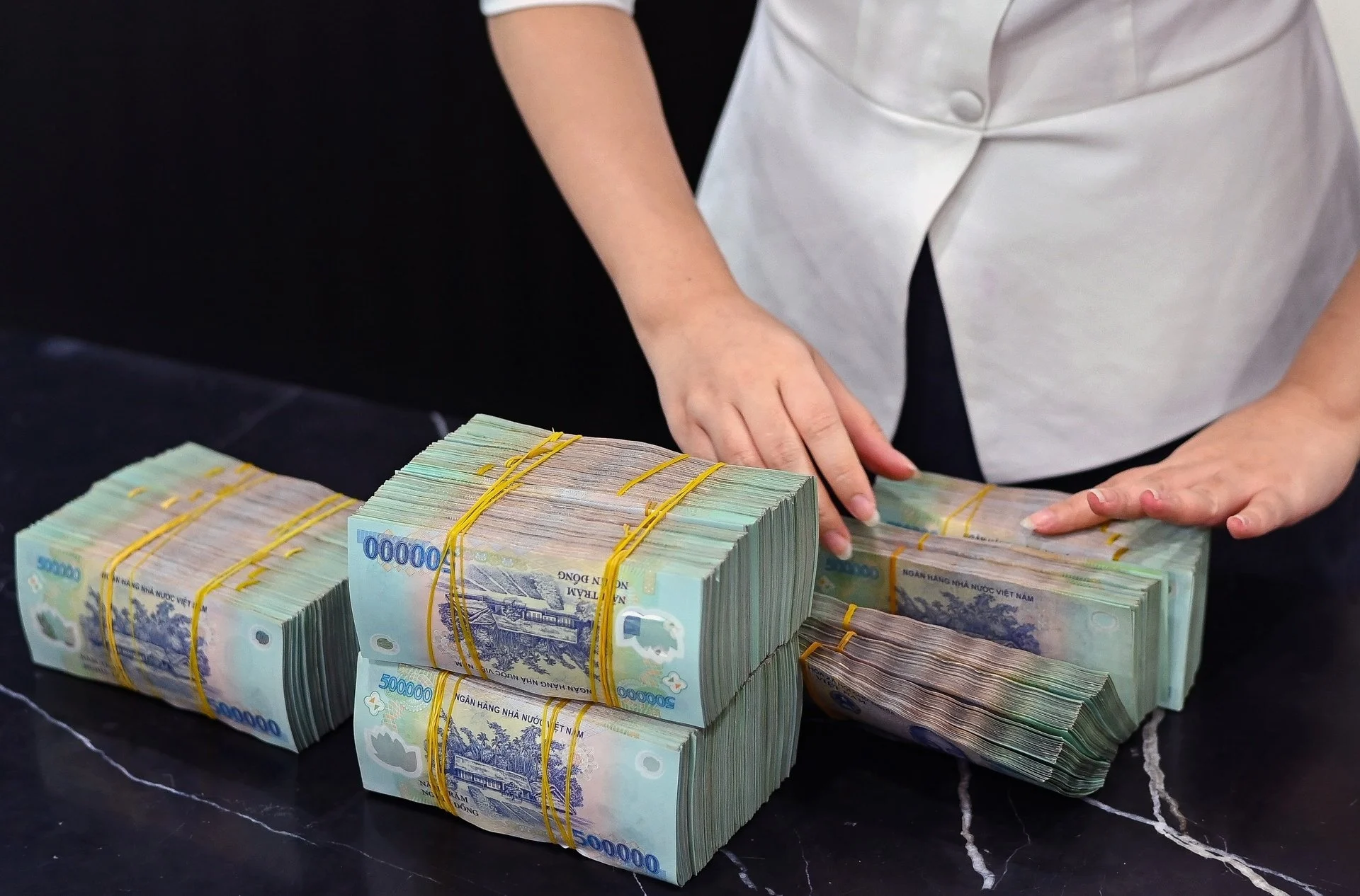 Đường dây nóng chống lạm thu, dạy thêm sai: Phụ huynh cần làm gì?