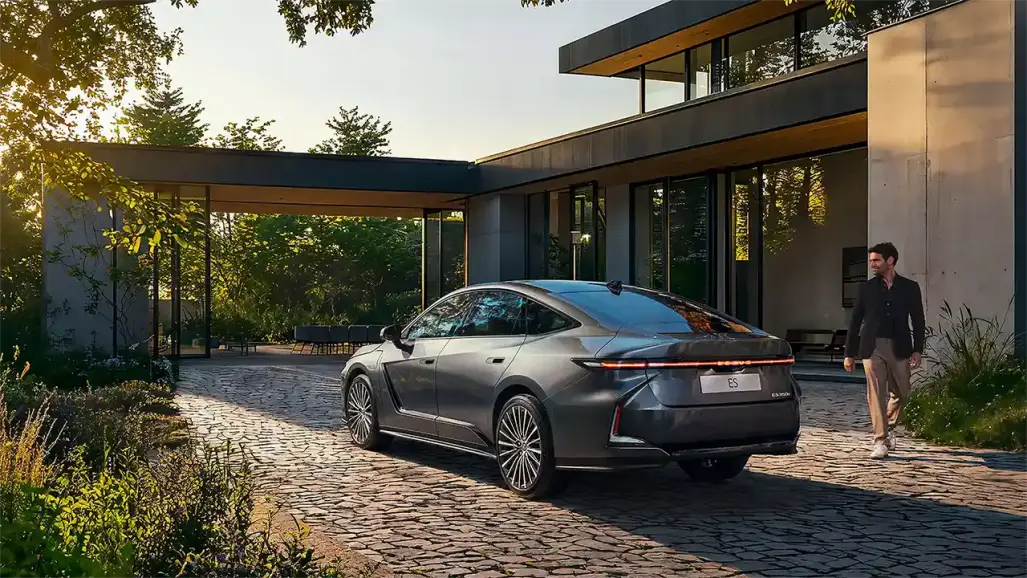 Lexus ES thế hệ thứ 8: chiến lược hai mũi điện hóa có đủ sức đấu Tesla?