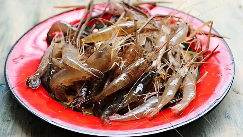 Tôm rang 5 phút đậm đà: bí quyết 2 nguyên liệu giữ tôm giòn đỏ đẹp