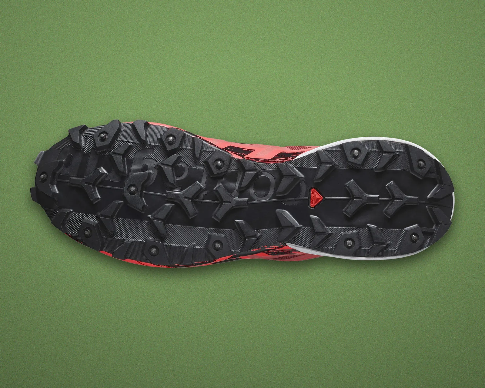 Salomon Speedcross 6 vs Nike Kiger 10: chọn giày trail sale nào cho địa hình khắc nghiệt?
