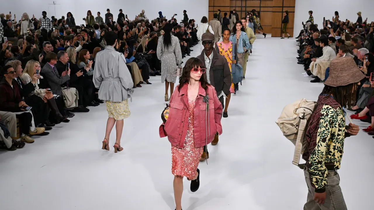 Burberry khôi phục di sản bằng áo khoác và cộng đồng toàn cầu