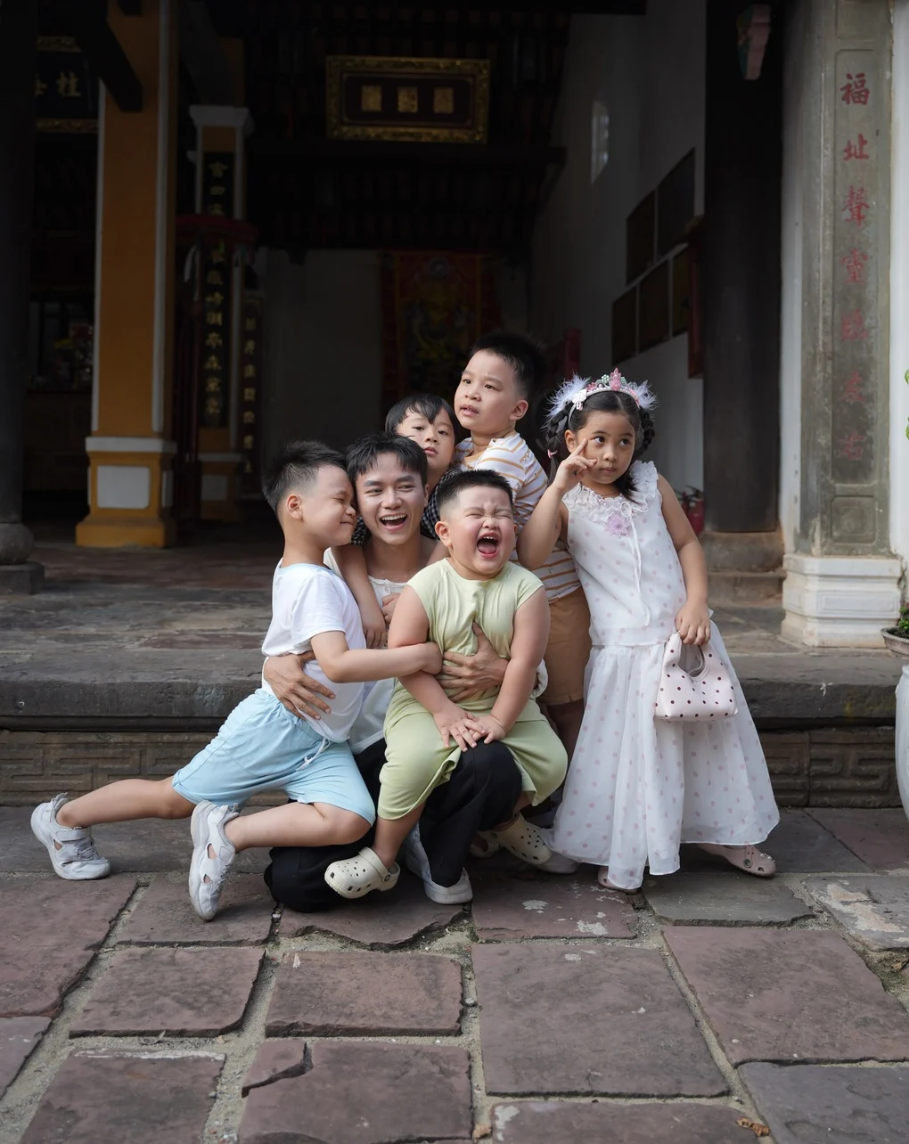 Khi ca sĩ trở thành cha: Những lựa chọn sau ánh đèn sân khấu