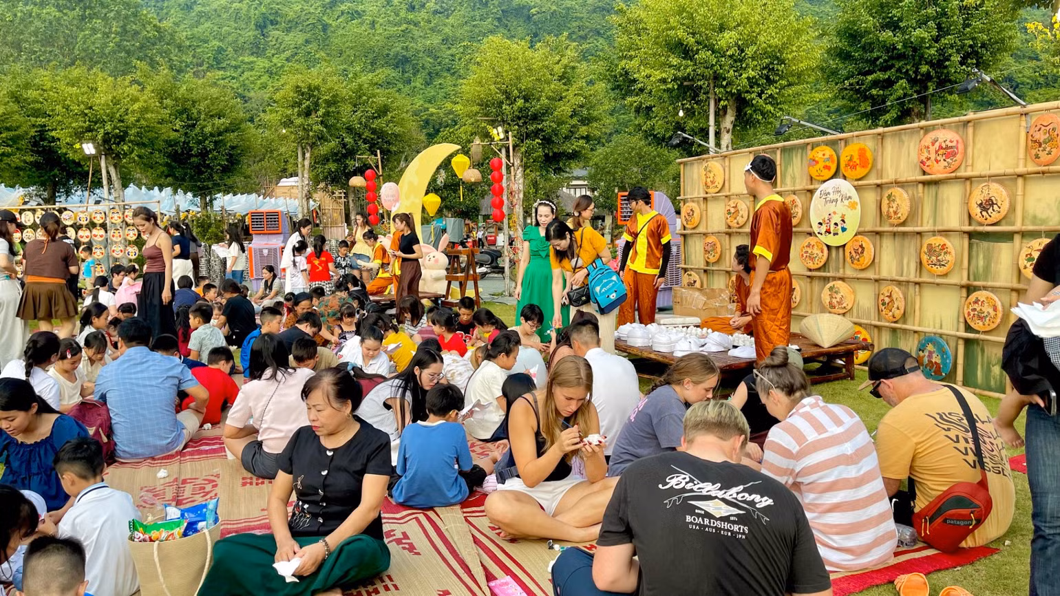 Trẻ em nặn bánh, làm đèn ông sao Trung thu ở Ninh Bình