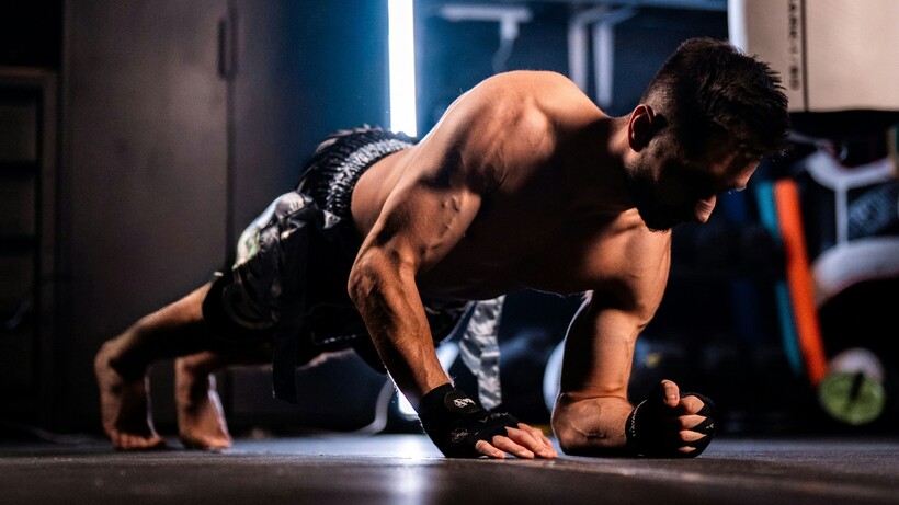 Bài tập sức mạnh theo nhóm cơ: từ plank nâng cao đến ngực và chân