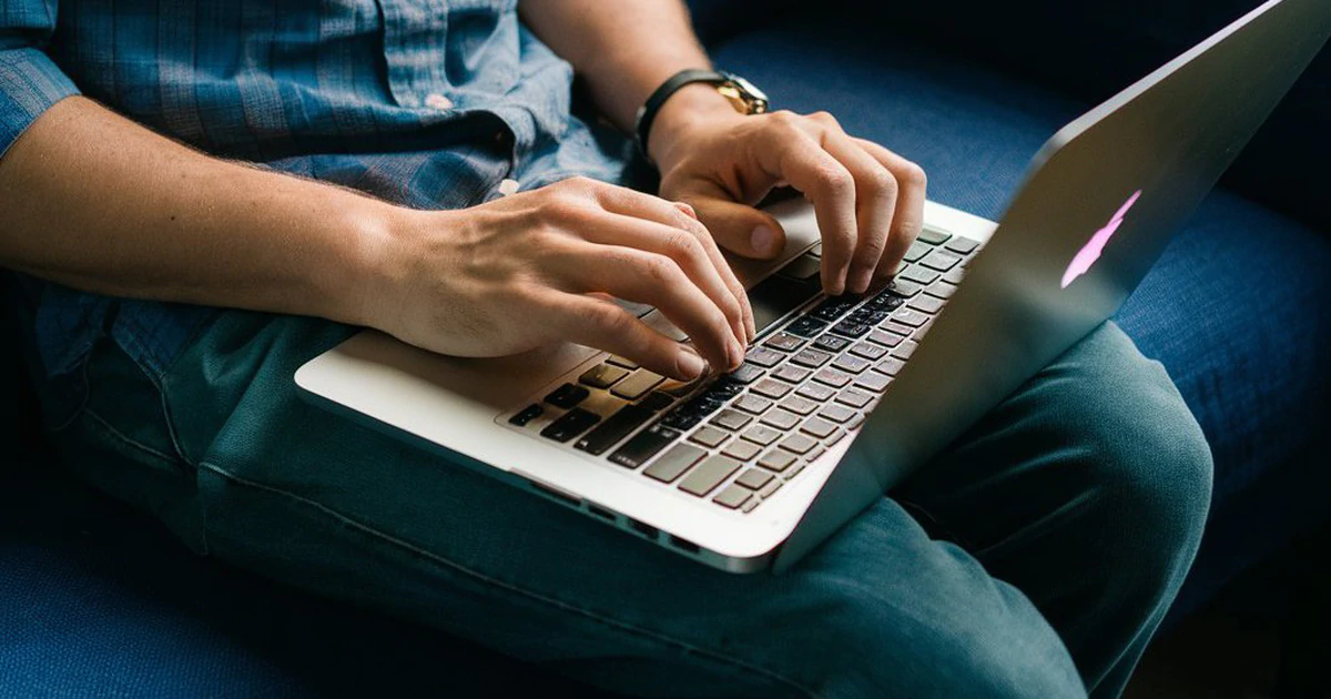 Laptop trên đùi: Thói quen nhỏ, nguy cơ lớn cho làn da