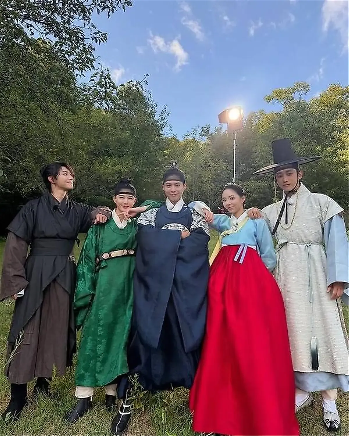 Park Bo-gum và Kim Yoo-jung tái hợp: hanbok, OST và một thanh xuân vẫn chưa khép