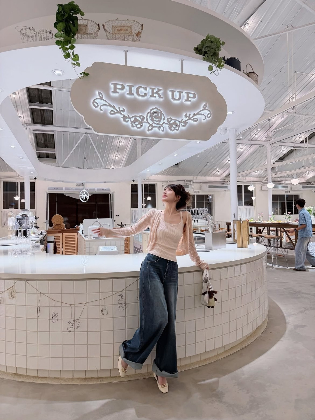 Từ Dua Lipa Đến Triệu Lộ Tư: Khi Túi Hàng Hiệu Định Nghĩa Phong Cách Sao