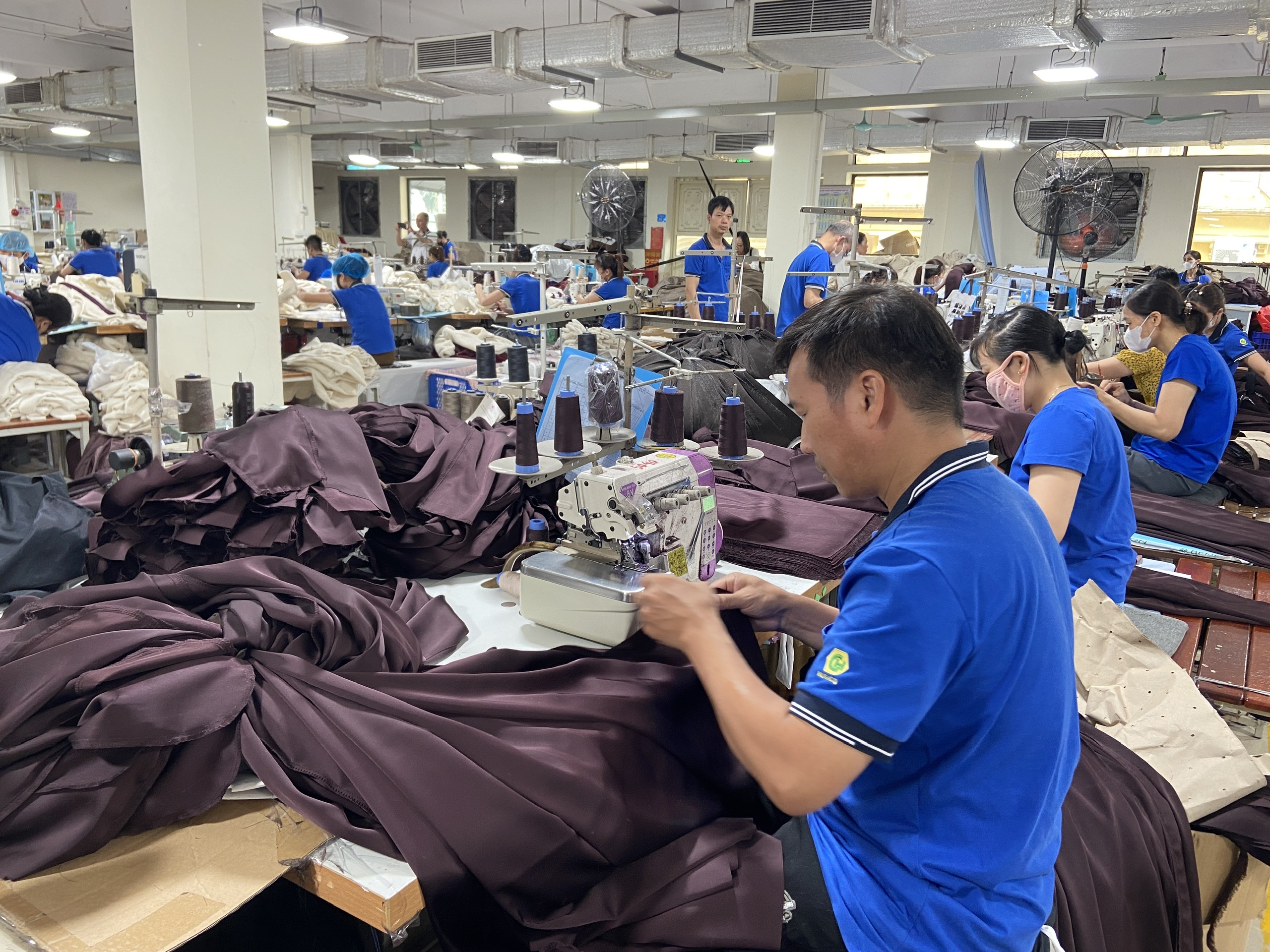 Việt Nam đối mặt với cuộc điều tra thuế quan Mỹ: Dệt may và thủy sản chịu áp lực nặng nề
