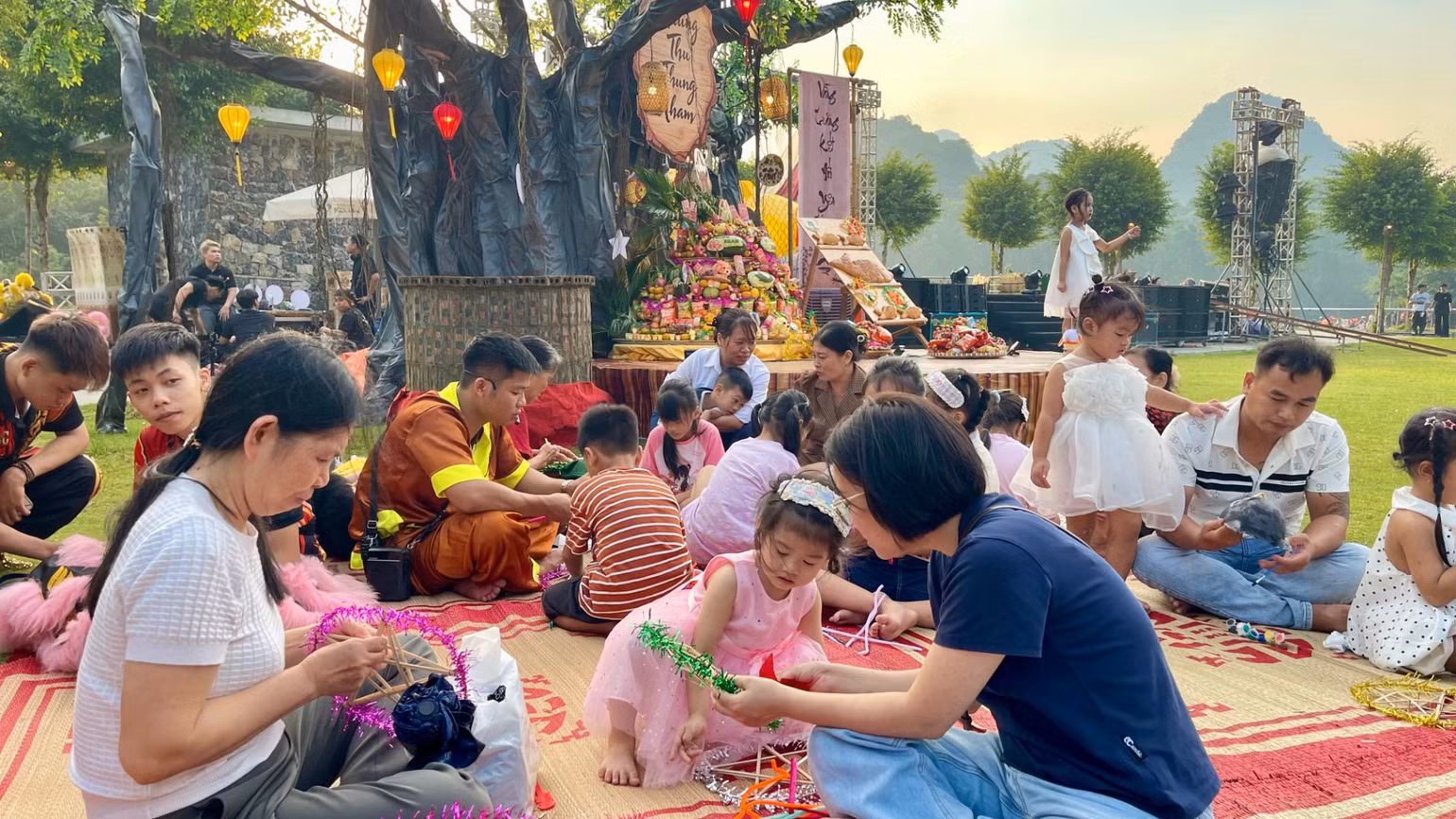 Trẻ em nặn bánh, làm đèn ông sao Trung thu ở Ninh Bình