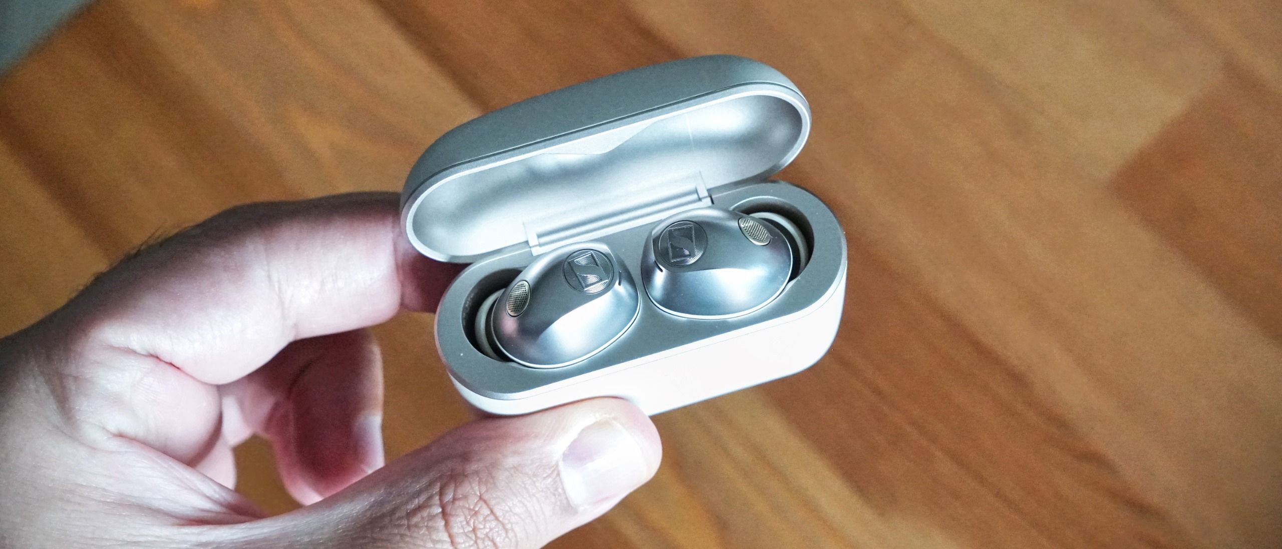 Sennheiser Momentum True Wireless 5: Pin khủng 57 giờ và pin thay thế có đáng tiền?