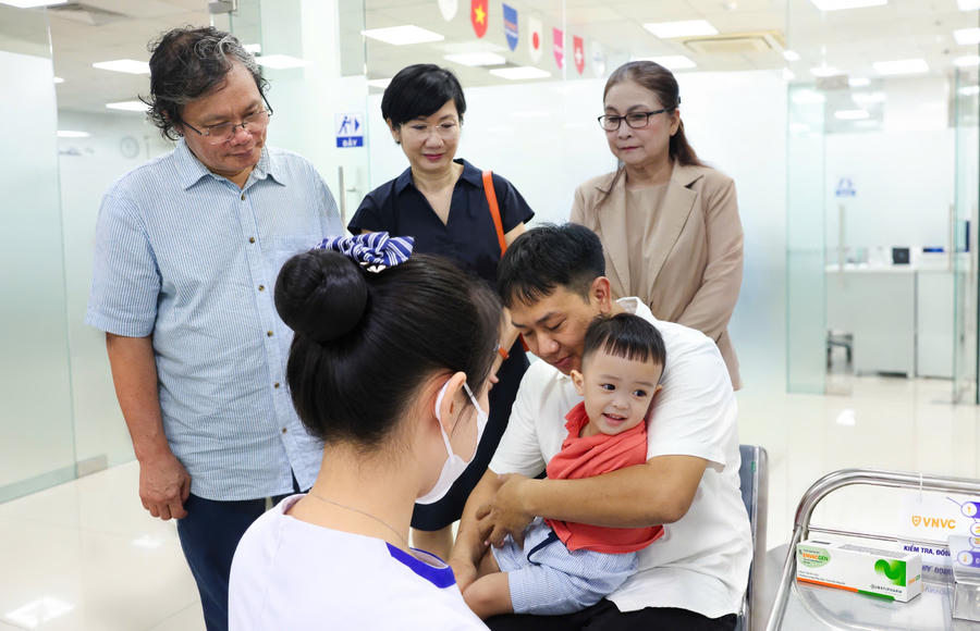 Vắc xin tay chân miệng đã có: Cha mẹ phải quyết nhanh hay chờ?