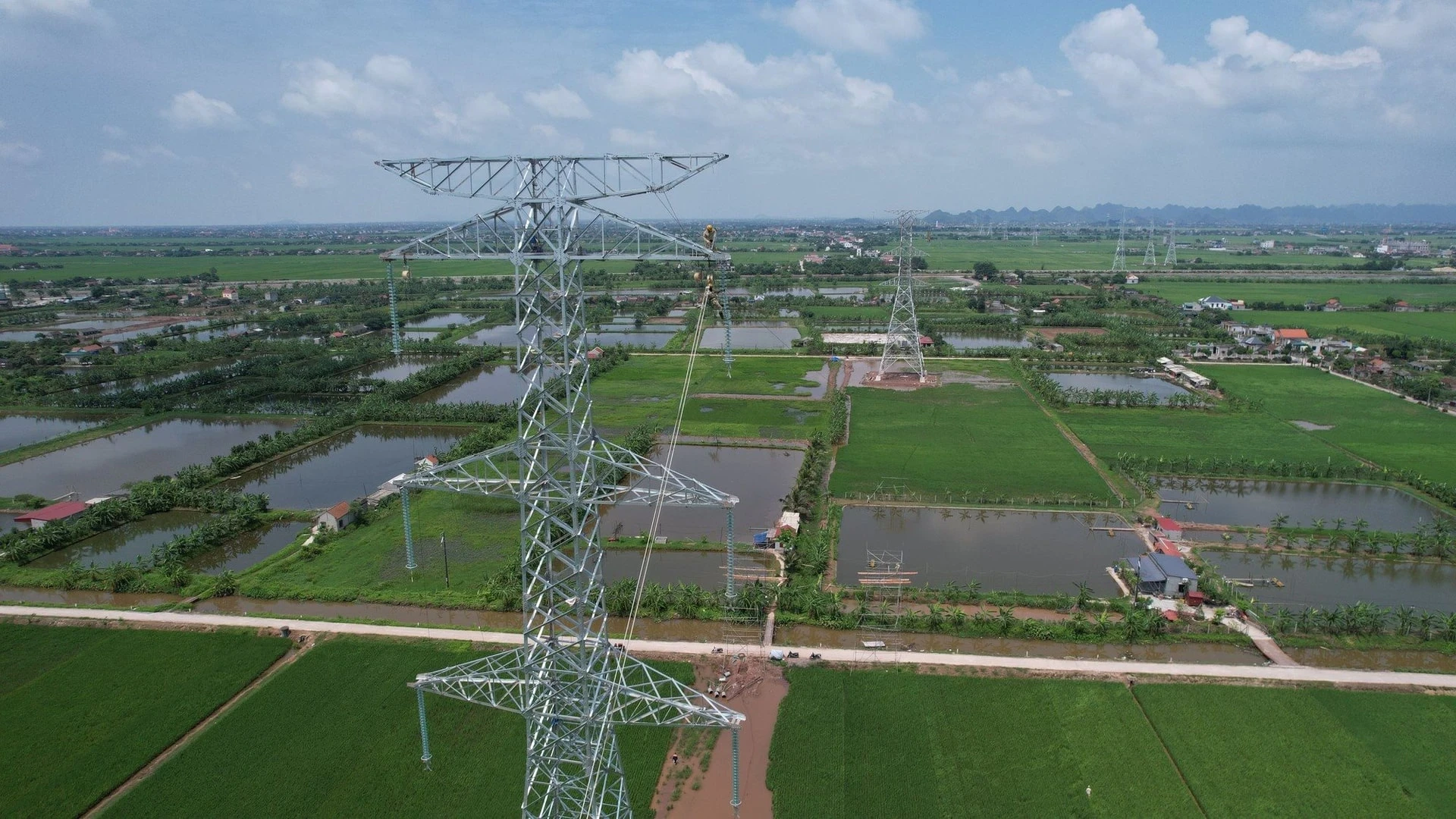 Thiếu điện Việt Nam: khoảng trống đầu tư và cuộc đua năng lượng