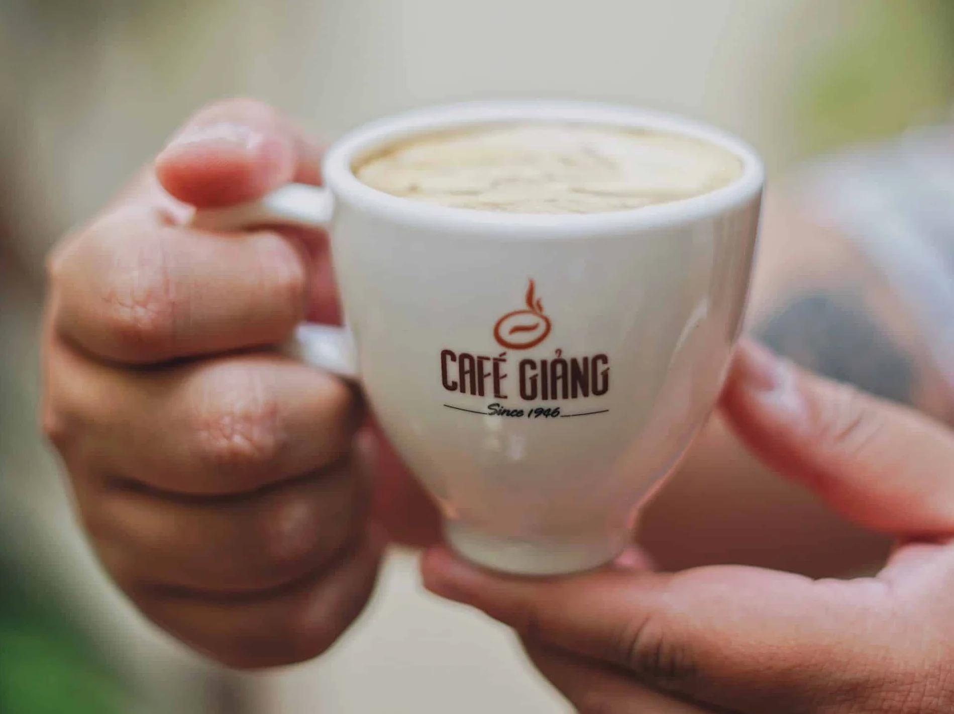 Chuỗi hẹn hò hâm mộ của Sơn Tùng: từ lỡ hẹn tới cà phê trứng Hàng Đậu