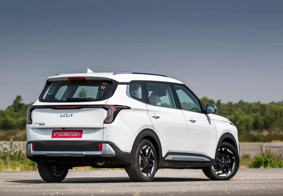 Kia Carens facelift ra mắt: phanh tay điện tử, ADAS và cuộc đối đầu Xpander