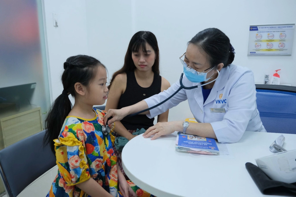 Giao mùa, bệnh hô hấp tăng ở trẻ: cha mẹ phải chủ động