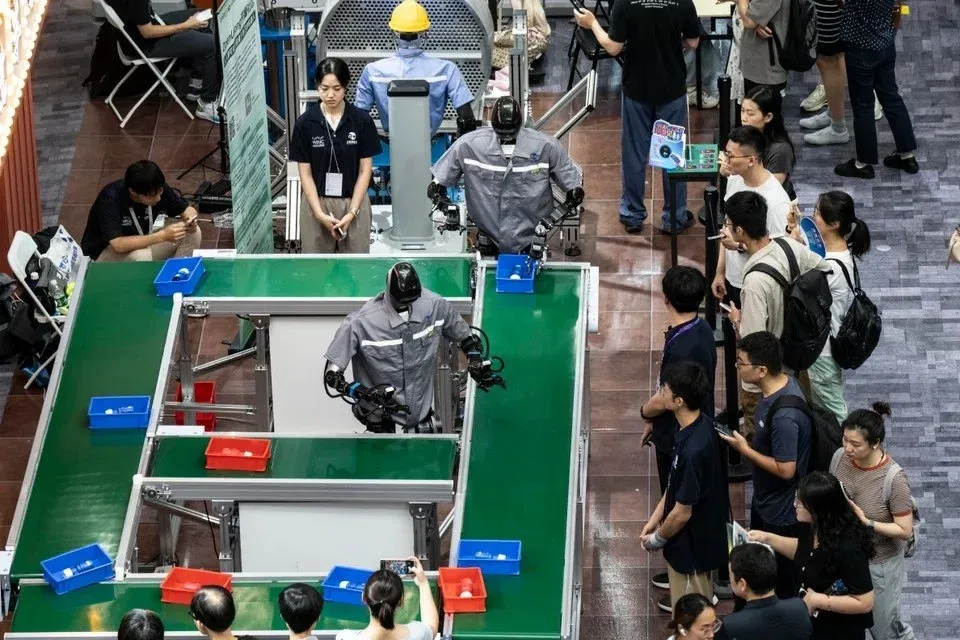 Tác tử AI thay thế nhân viên: Ai đang huấn luyện chính đối thủ của mình?