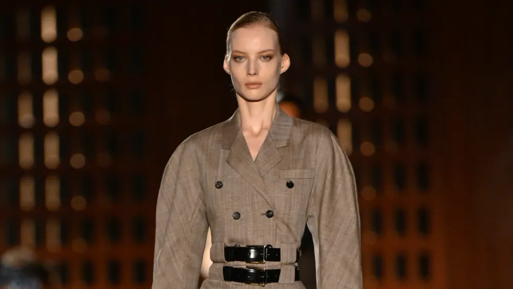Ferragamo Xuân Hè: Workwear 1940 giữa khuôn phép và phô bày