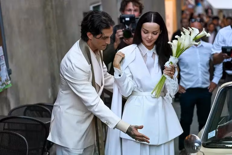 Vest cưới thay váy xòe: khi Dove Cameron tái định nghĩa cô dâu