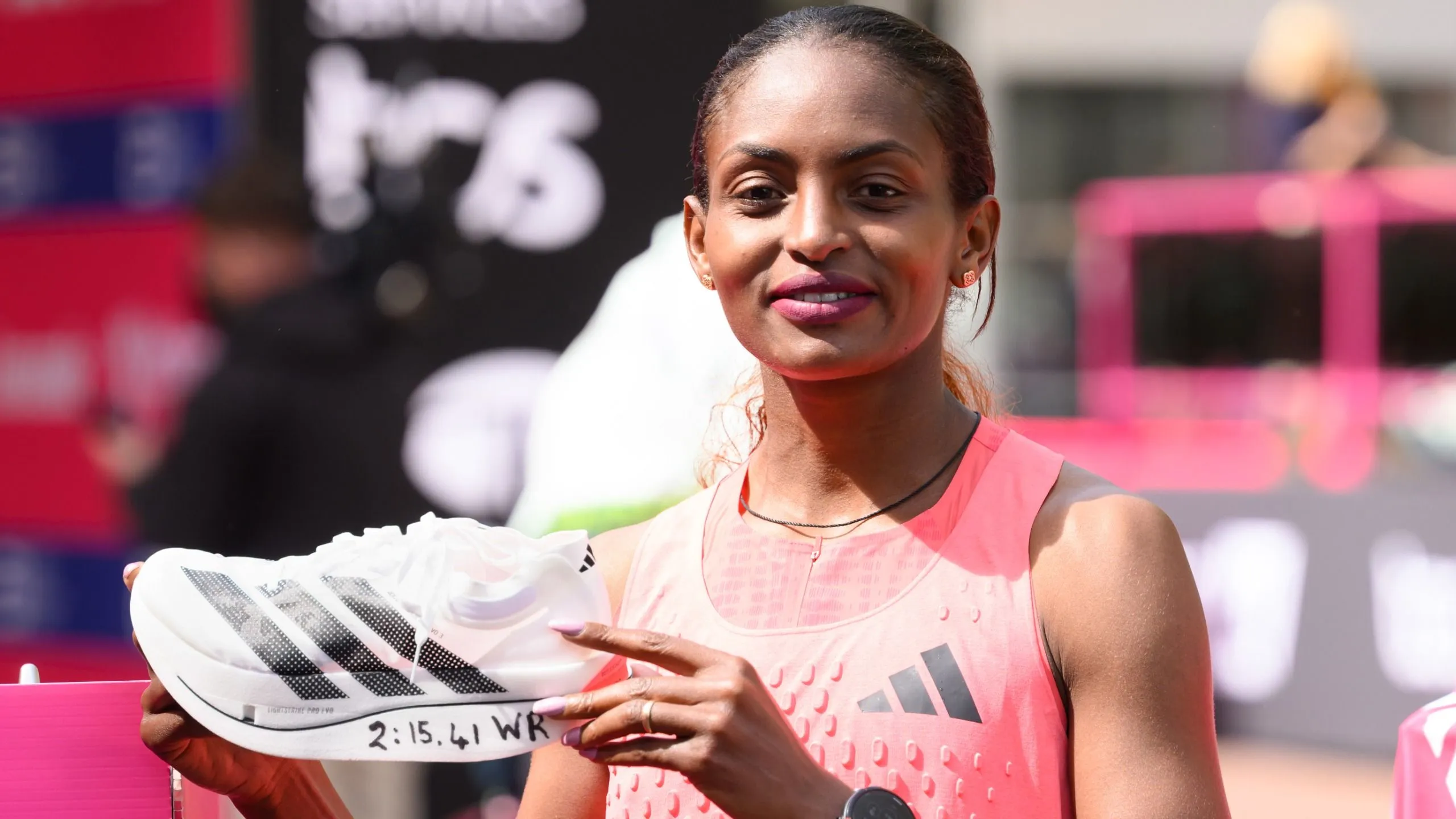 Tigst Assefa lập kỷ lục đường chạy, lỡ kỷ lục marathon nữ