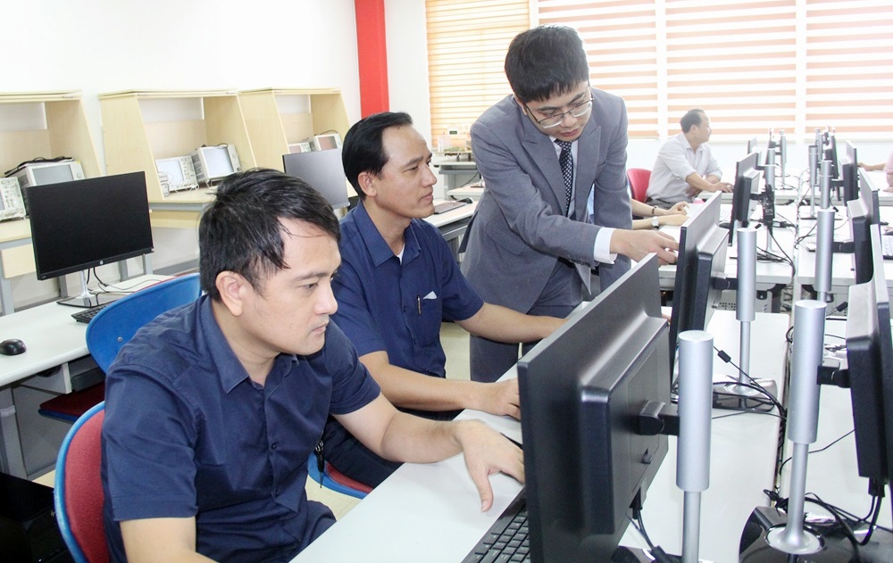 Nhập siêu kỷ lục 23,5 tỷ USD: Báo động cơ cấu thương mại