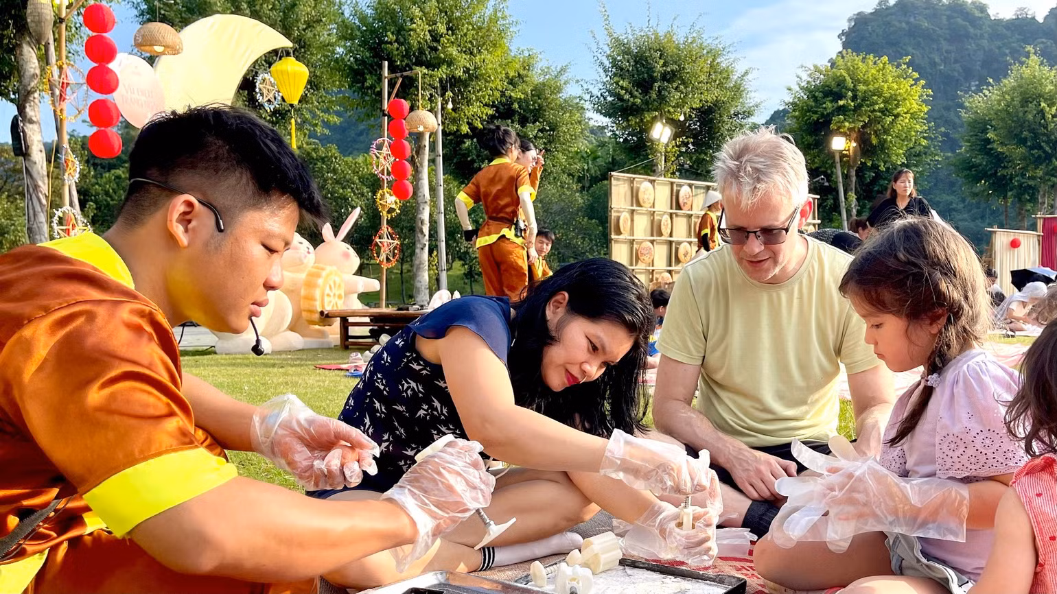Trẻ em nặn bánh, làm đèn ông sao Trung thu ở Ninh Bình