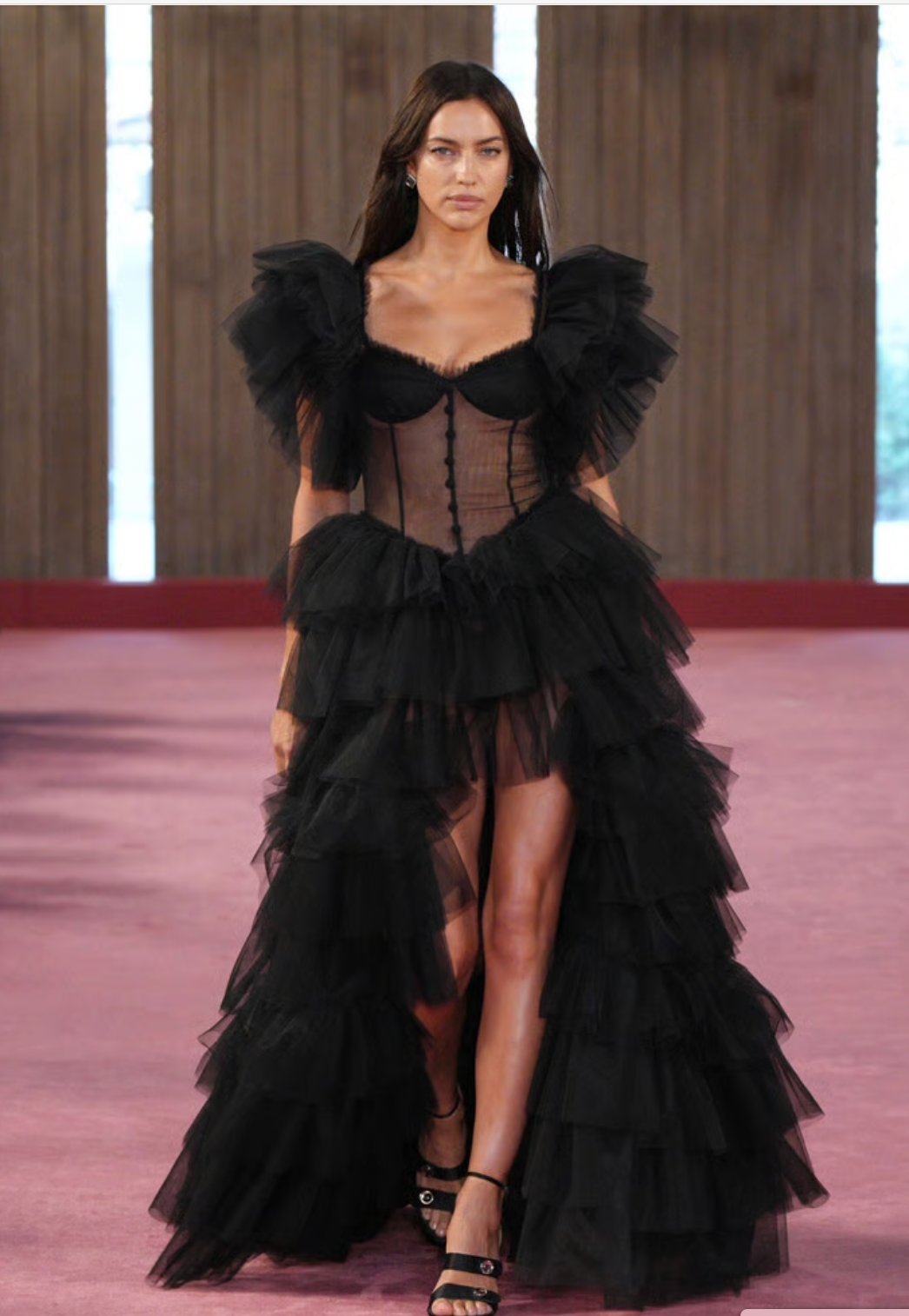 Irina Shayk rực sáng với corset xuyên thấu trên sàn diễn Blumarine