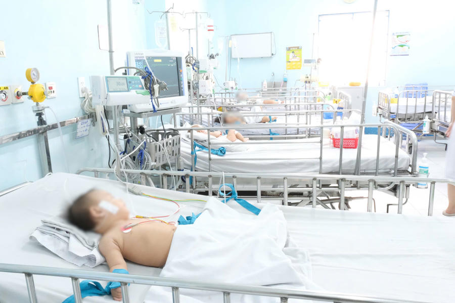 Vắc xin tay chân miệng đã có: Cha mẹ phải quyết nhanh hay chờ?