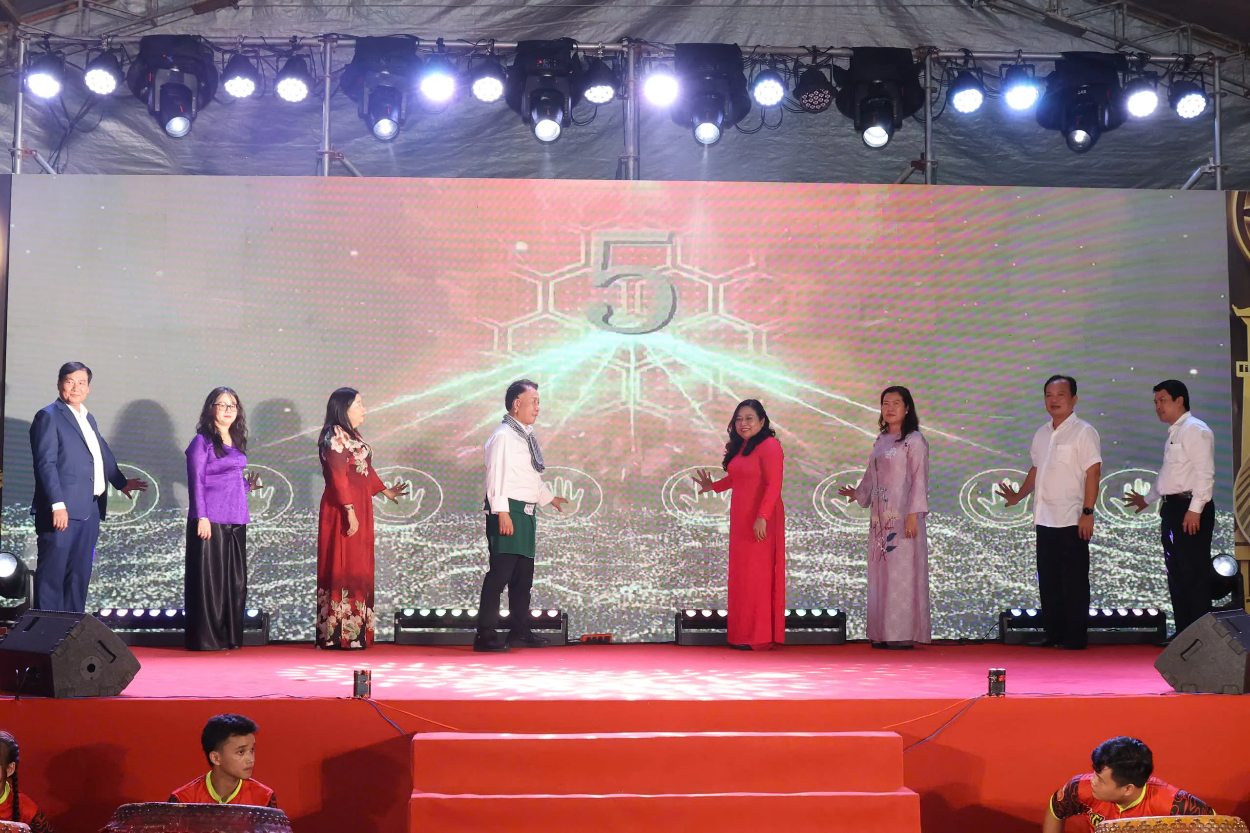 Đầu bếp Martin Yan mang Mỹ Vị Tây Đô ra thế giới