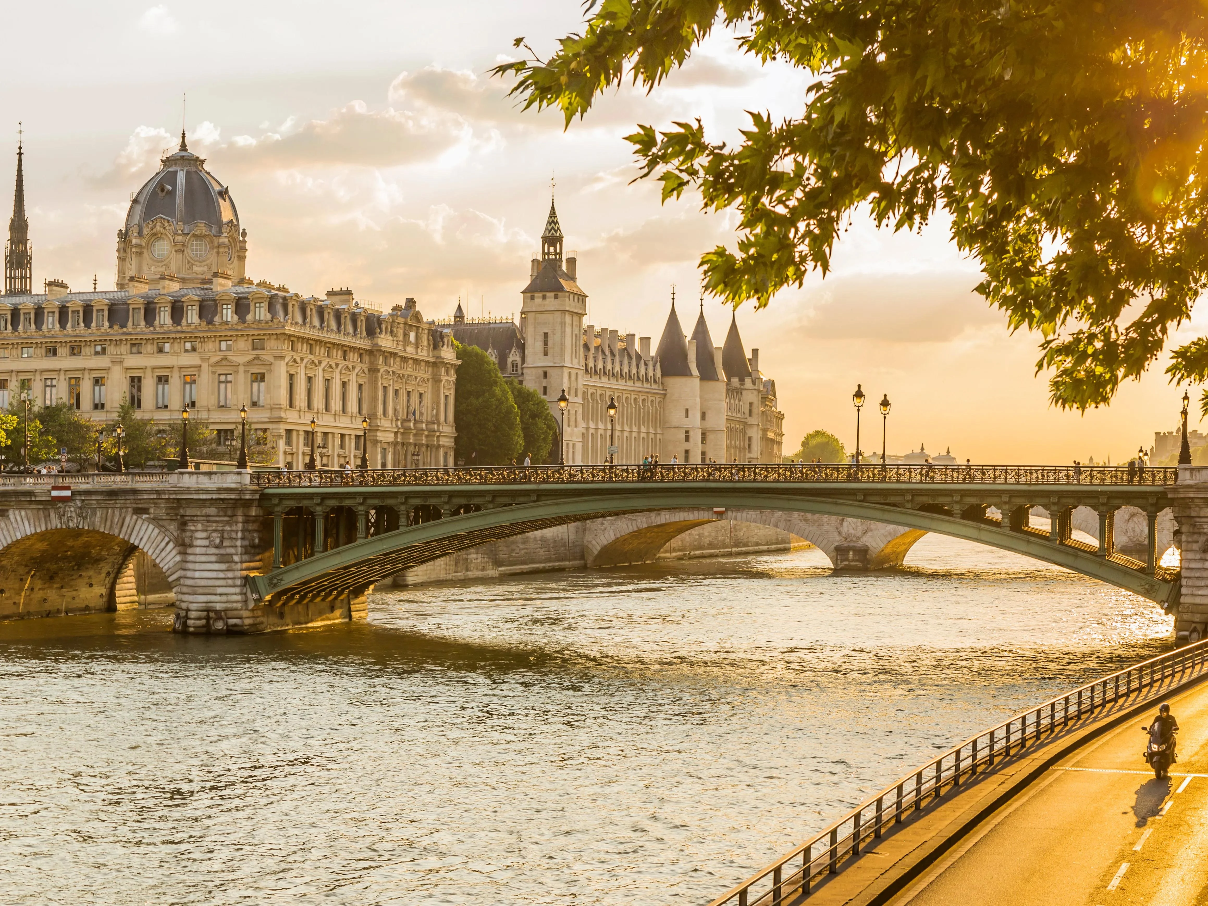 Hội chứng Paris: Khi giấc mơ chạm trán hiện thực và cách chuẩn bị tâm lý