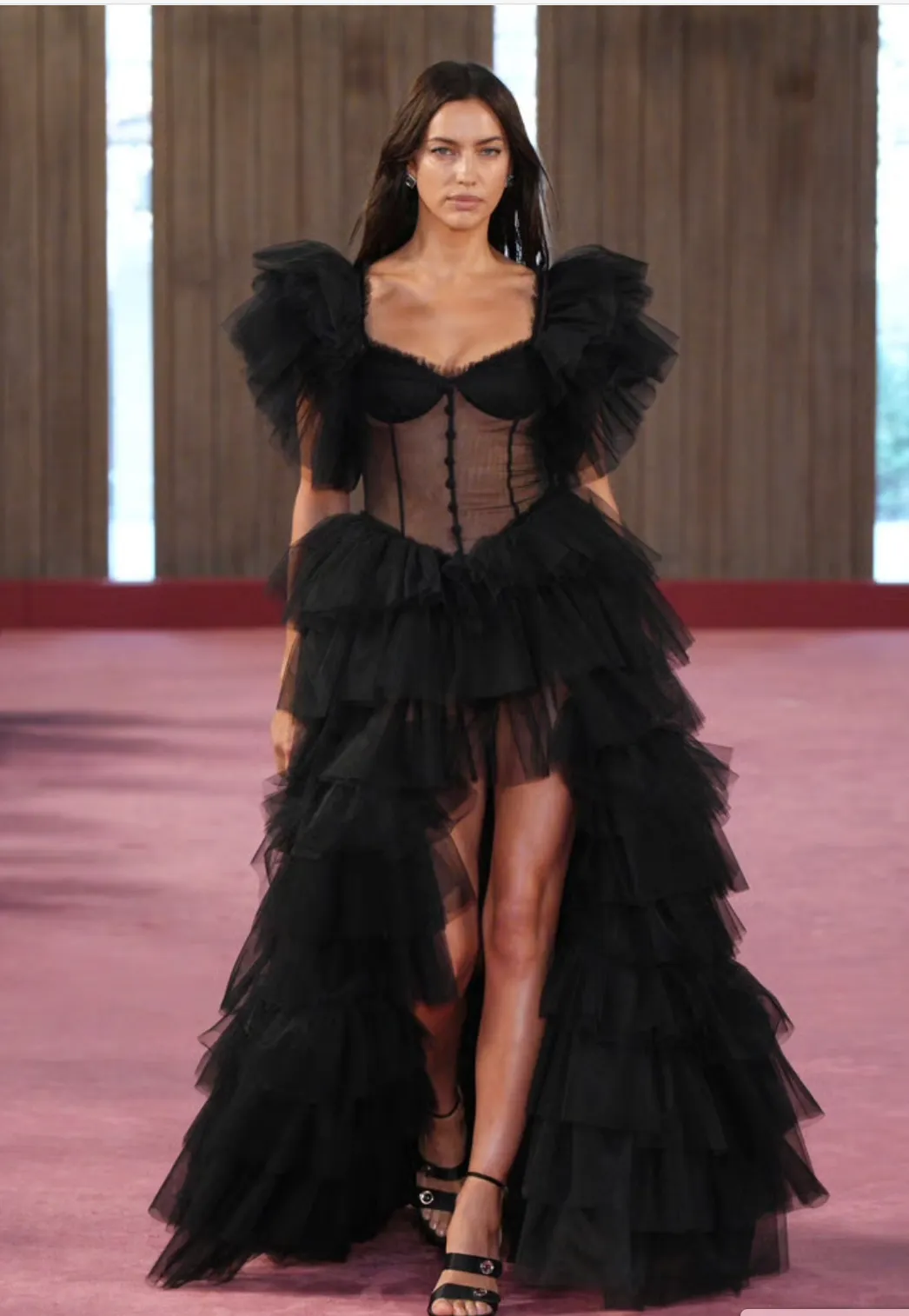 Irina Shayk rực sáng với corset xuyên thấu trên sàn diễn Blumarine