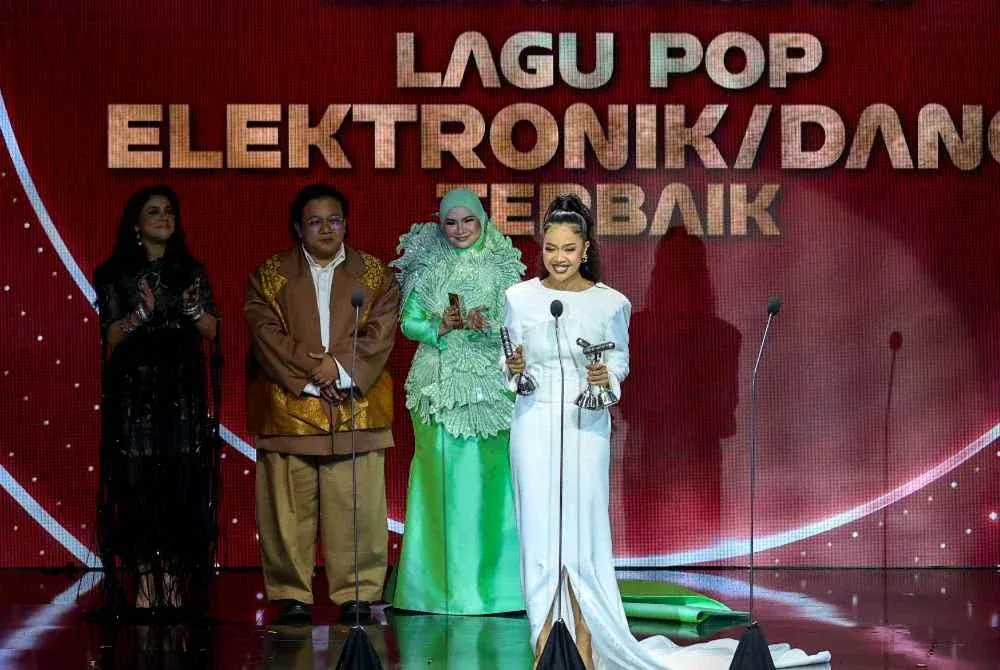 Lima Trofi AIM25: Prinsip Artistik Mimi Fly Lebih Besar Daripada Glamor