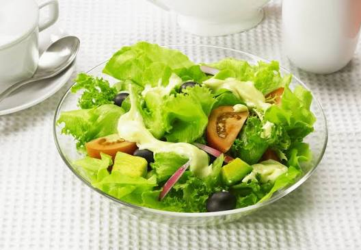 Xà lách lá và rau mùi tây: Hai loại rau thu hoạch 30 ngày đáng mua nhất dưới 50.000 đ/kg