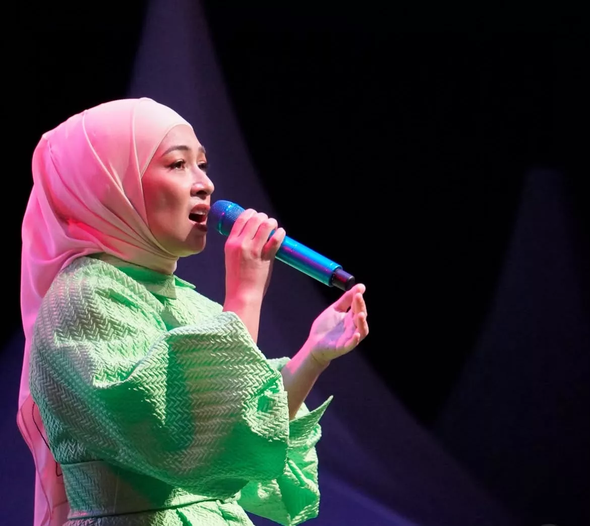 Dari Defensif ke Bijaksana: Penyanyi Wanita Belajar Hadapi Kritikan