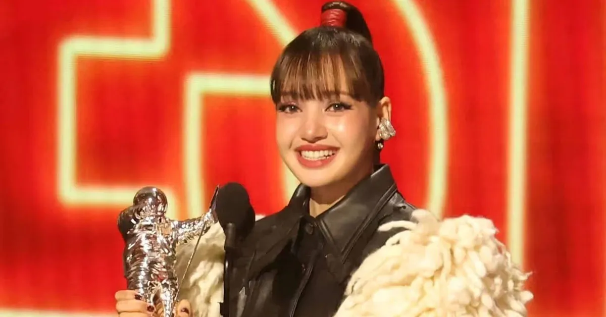Lisa làm nên lịch sử tại VMAs với chiến thắng Best Pop