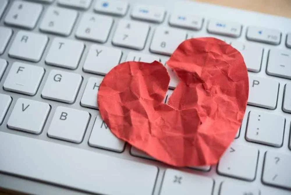 Warga Emas Rentan Penipuan: Dari Love Scam ke Pakej Umrah Palsu