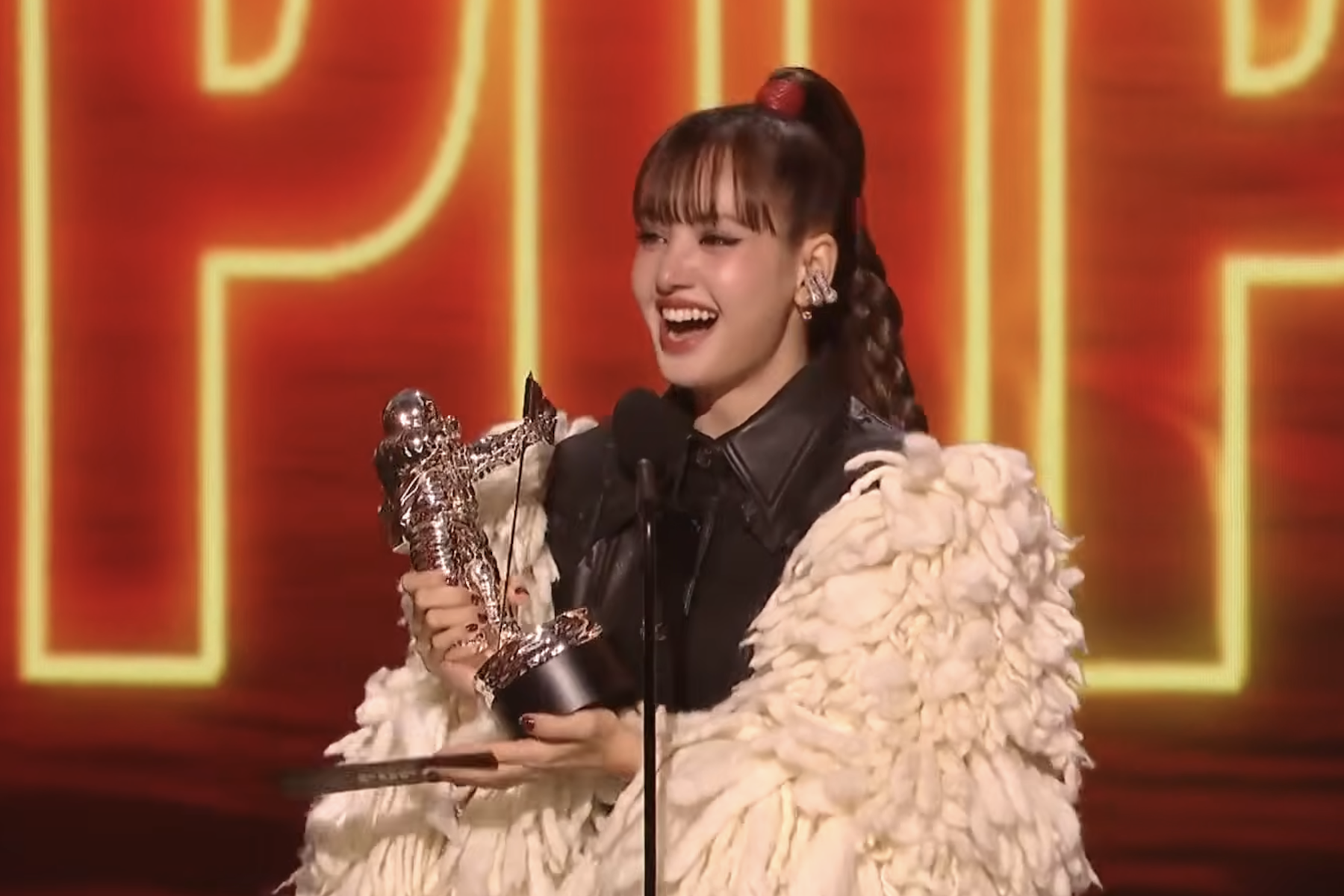 Lisa BLACKPINK làm nên lịch sử tại VMAs với chiếc cúp Best Pop