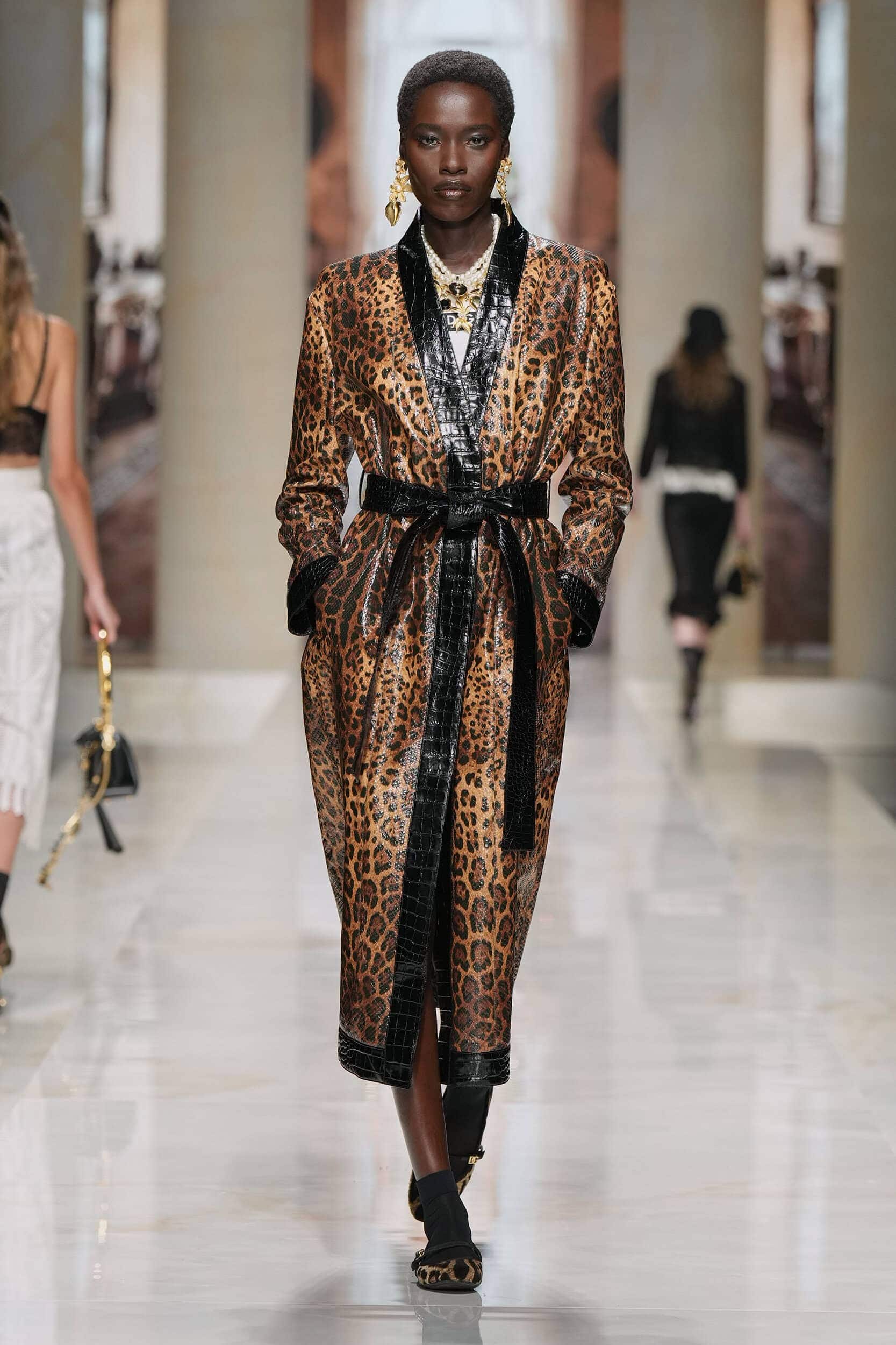Dolce & Gabbana Xuân Hè: Ren Sicilia Gặp Denim Và Leopard