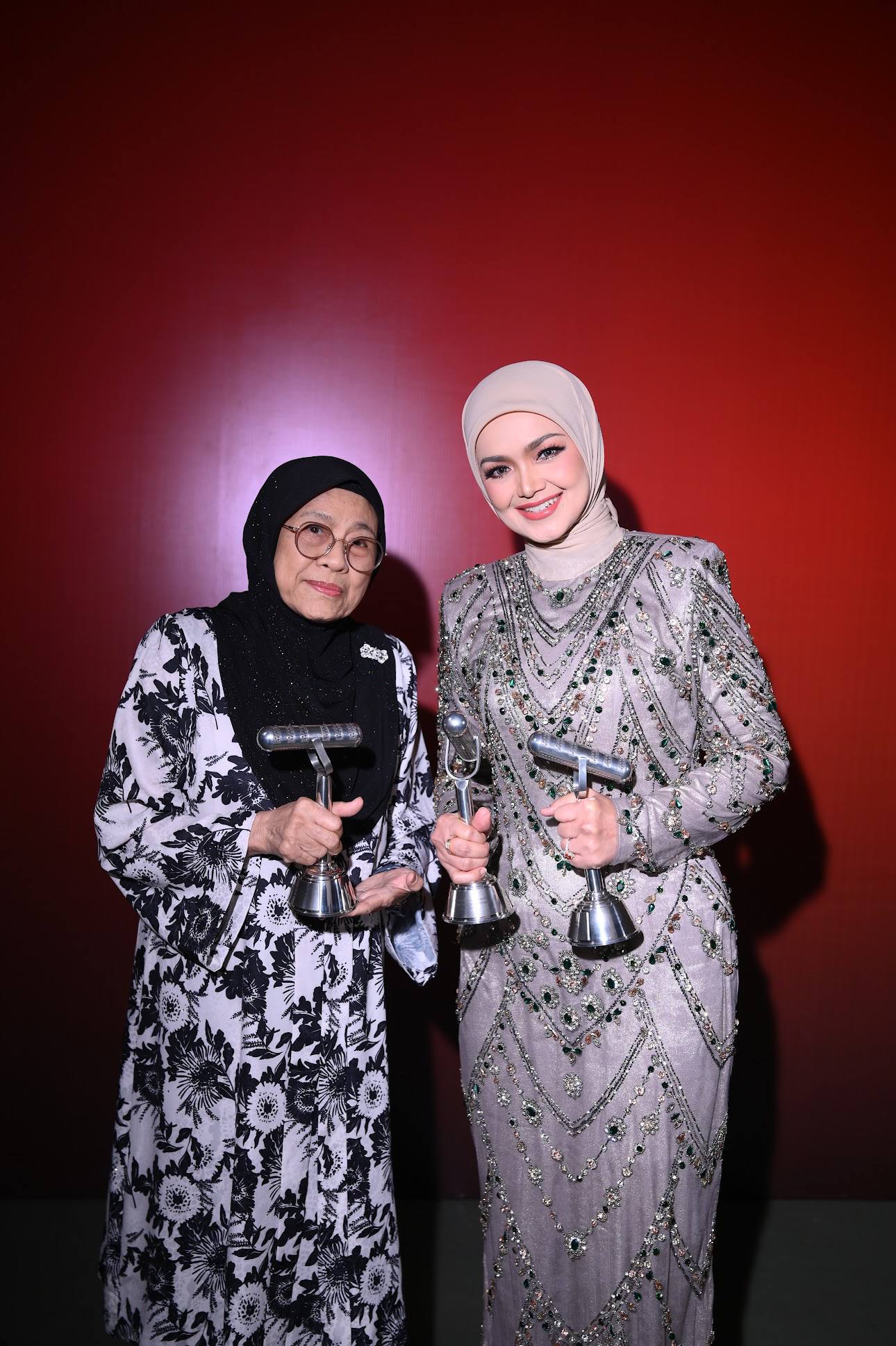 Mengapa Penyanyi Legendaris Terus Bertanding Untuk Komposer Muda