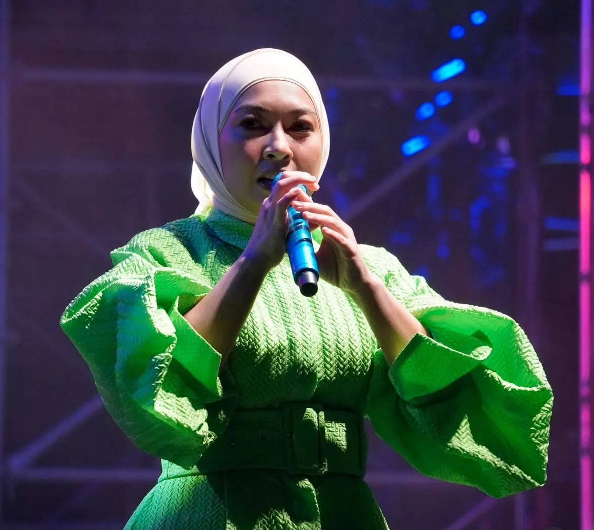 Dari Defensif ke Bijaksana: Penyanyi Wanita Belajar Hadapi Kritikan