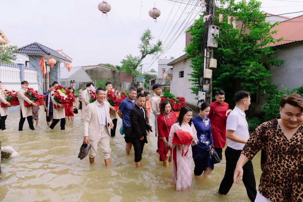 Đám cưới giữa lũ lụt Hà Nội và bộ ảnh cưới độc nhất vô nhị