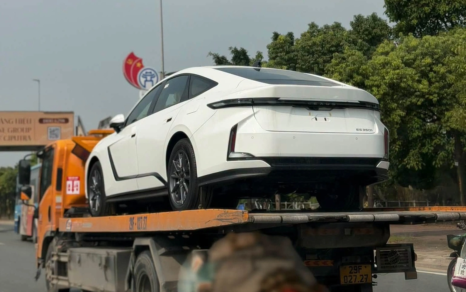 Lexus ES thế hệ mới ra mắt: sedan hạng sang Việt Nam bước sang kỷ nguyên điện hóa
