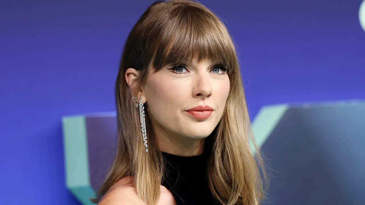 Những Xu Hướng Trang Điểm Thảm Đỏ VMAs: Từ Mắt Mèo Taylor Swift Đến Vibe Siren Của Slayyyter