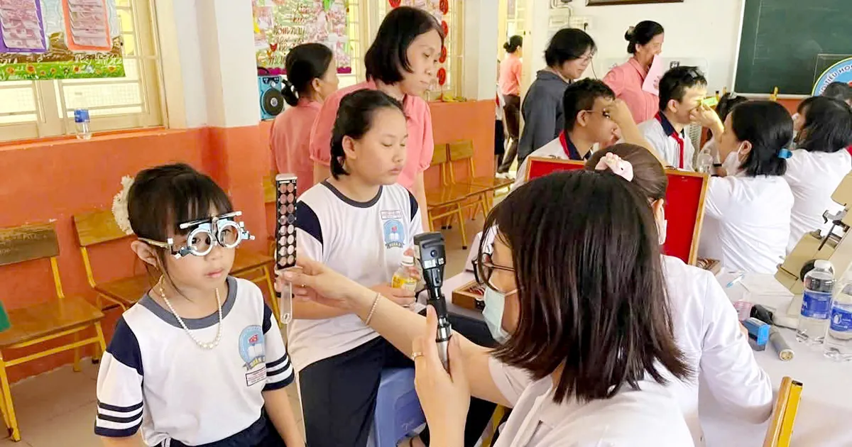 Cận thị trẻ em gia tăng nhanh: 7 thói quen cha mẹ phải thay đổi ngay